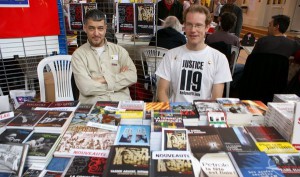 Sylvain Ducourneau (à droite) avec Arnaud Mansouri sur le stand des éditions Demi Lunes