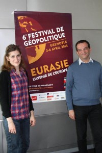 Huissoud devant l'affiche du 6ème festival de géopolitique